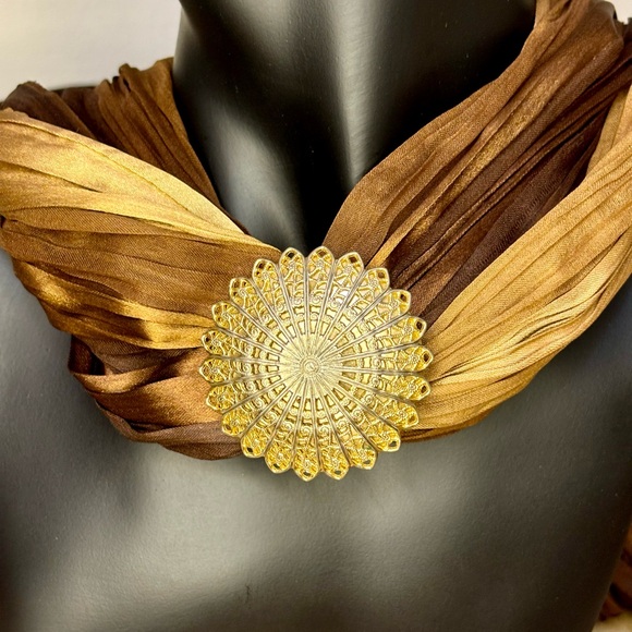 Vintage Gold Tone Filigree Scarf Clip - Picture 2 of 9